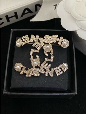 (COMING SOON) CHANEL Gold-Tone Crystal & Pearl Interlocking CC Logo Brooch
